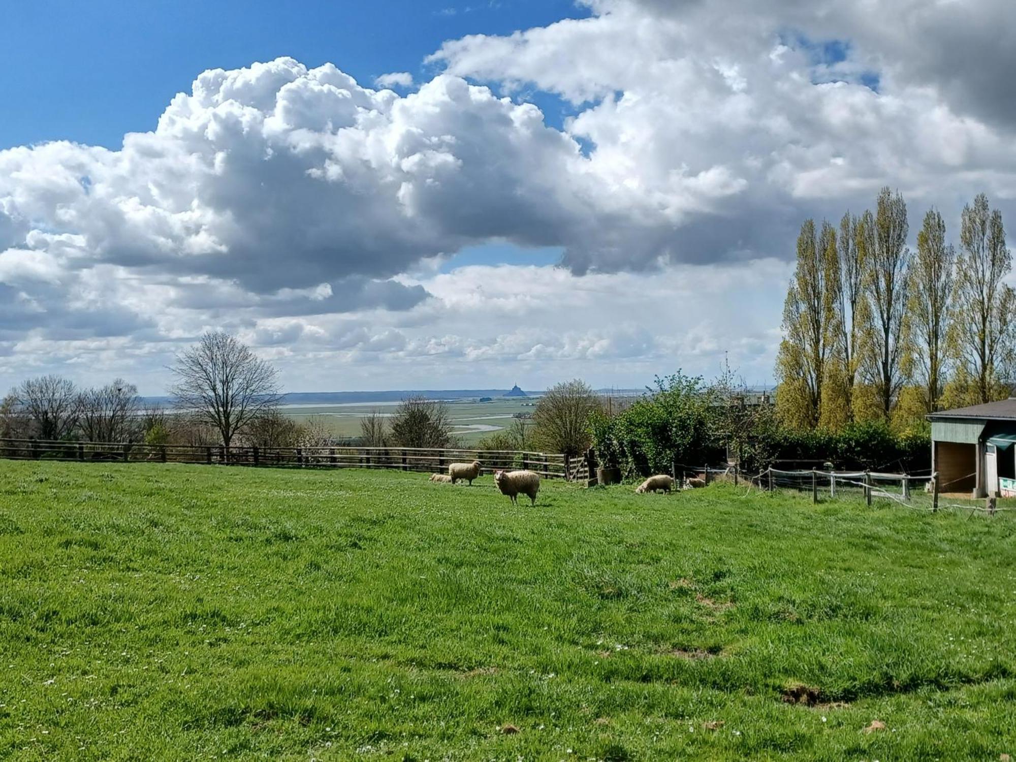 Joli Appartement Avec Vue Sur La Baie Avranches Exterior foto